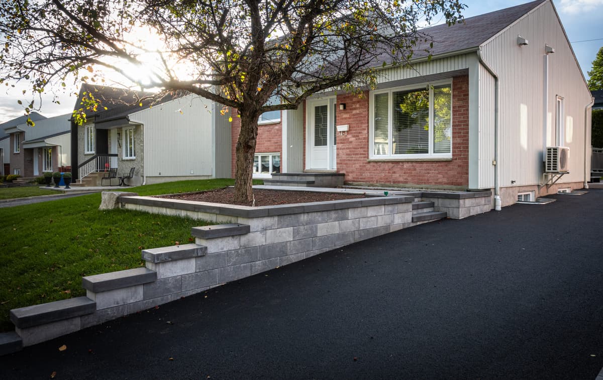 Réalisation résidentielle de Terrassement XP en paysagement, pavé uni et aménagement extérieur