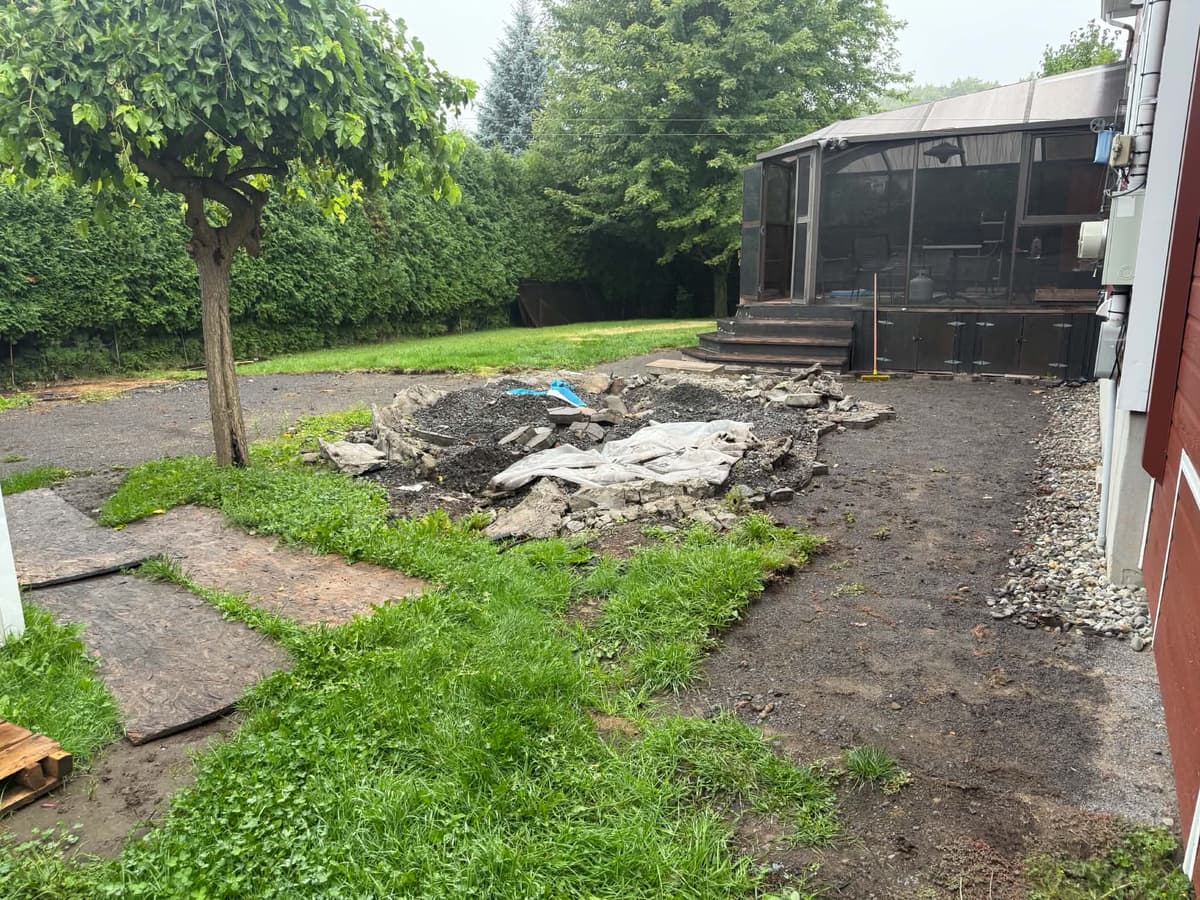 Avant les travaux — cour arrière décapée avec débris avant le nivelage à Lévis
