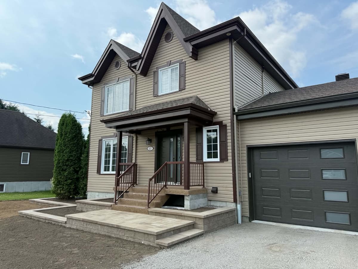 Façade de maison avec perron en pavé uni et allée de gravier nivelée à Shannon