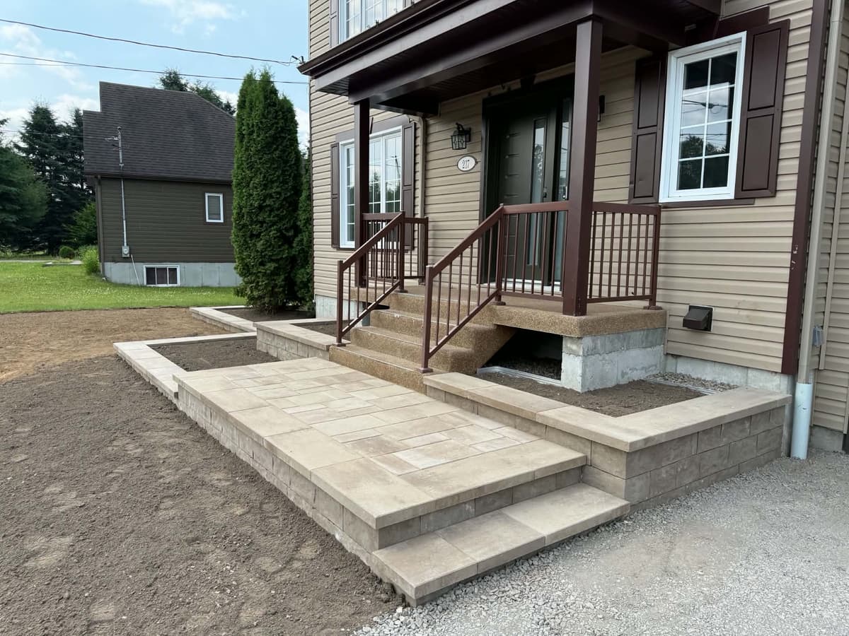 Perron et marches en pavé uni à l'entrée d'une maison à Shannon