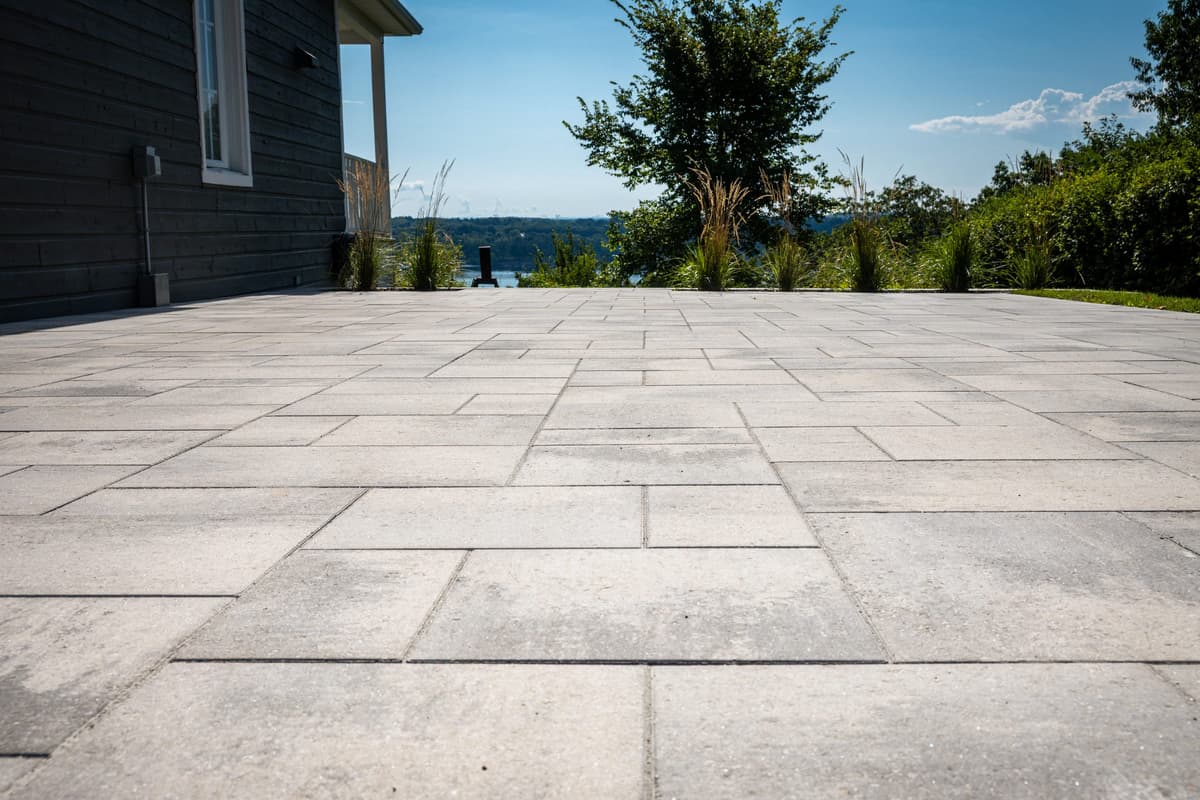 Après les travaux — Grande terrasse et stationnement en dalles de pavé uni avec vue sur le fleuve à Sainte-Foy